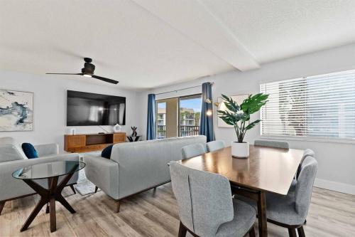 Beachfront resort Heated Pool 3King beds 85in TV BBQ