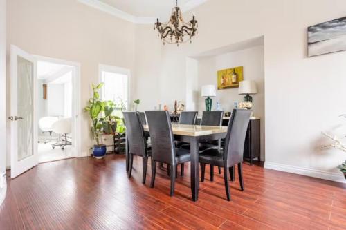 Janes private rooms with shared washroom in Surrey, Canada
