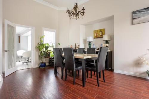 Janes private rooms with shared washroom in Surrey, Canada
