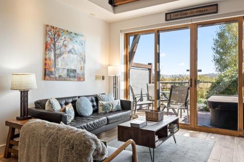 Iconic stay for 6 10 Min Drive to Base, Full Kitchen, Private Hot Tub, Restaurants Nearby!