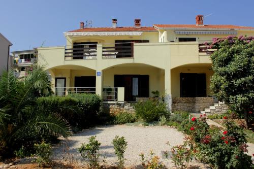  Apartments Knezak in Mali Iž