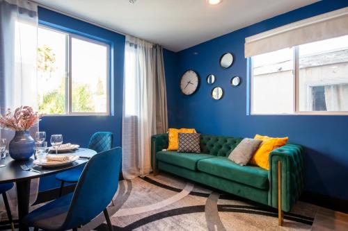 Spacious Luxury Villas in the heart of LA! Free parking and Jacuzzi in Los Angeles, USA