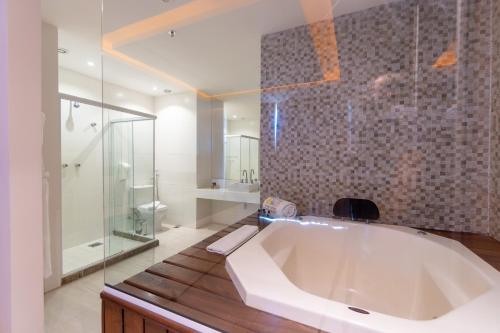 King Suite with Spa Bath image 2