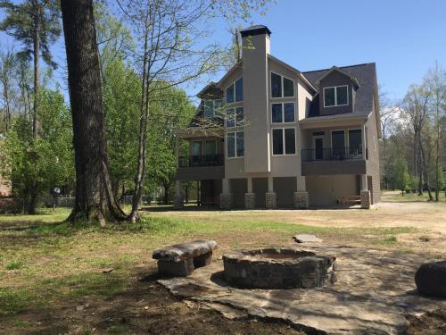 Immaculate 4 bd 5ba three story lakefront home in Hot Springs, USA
