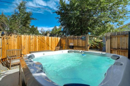 Bonny Adventure Downtown w Hot Tub & Fire Pit in Colorado Springs, USA