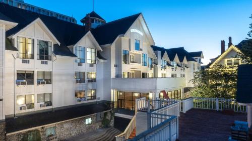 Huntingdon Hotel and Suites in Victoria, Canada