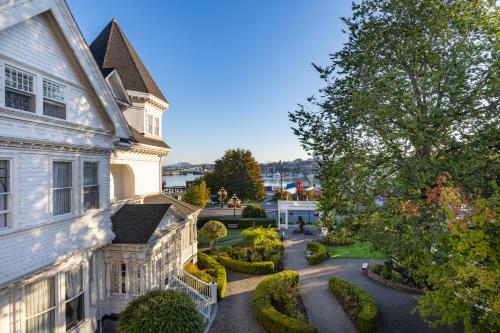 Huntingdon Hotel and Suites in Victoria, Canada