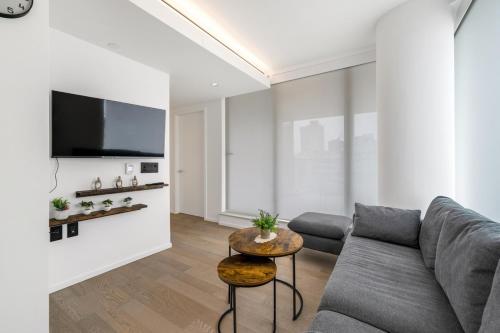 Skyline Retreat 2BR Condo Stunning City Views in Vancouver, Canada