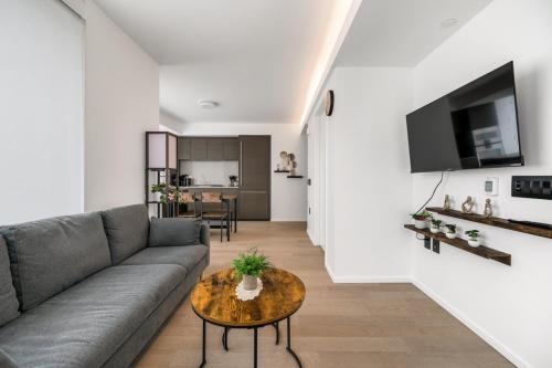 Skyline Retreat 2BR Condo Stunning City Views in Vancouver, Canada