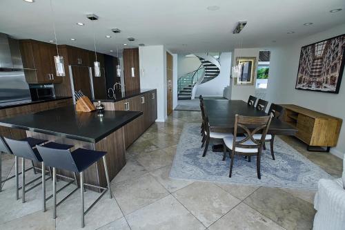 Stunning 3-bedroom Penthouse With Marina Views in Los Angeles, USA