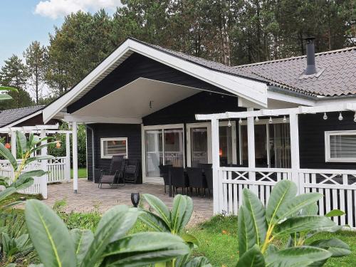 View, Family Retreat Sauna & Fenced Garden in Rodby