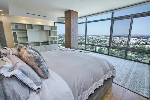 Stunning 3-bedroom Penthouse With Marina Views in Los Angeles, USA