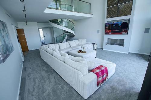 Stunning 3-bedroom Penthouse With Marina Views in Los Angeles, USA