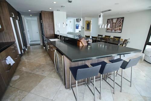 Stunning 3-bedroom Penthouse With Marina Views in Los Angeles, USA