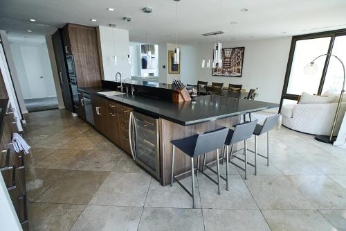 Stunning 3-bedroom Penthouse With Marina Views in Los Angeles, USA