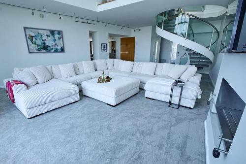 Stunning 3-bedroom Penthouse With Marina Views in Los Angeles, USA