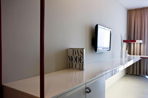 Burns Art Cologne Photo 19