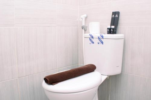 Modern Look and Restful Studio at 32th Floor Vasanta Innopark Apartment By Travelio