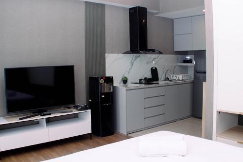 Modern Look and Restful Studio at 32th Floor Vasanta Innopark Apartment By Travelio