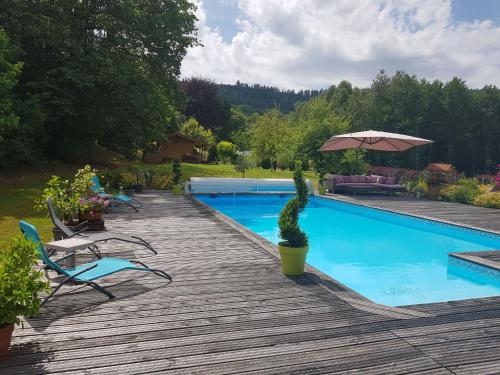 Chambre spacieuse avec balcon et accès piscine chauffée - FR-1-589-701 chambre d'hôte Corcieux