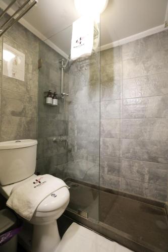 Koupelna, Paradise Sunset cozy sea view studio in Byblos in Jbail