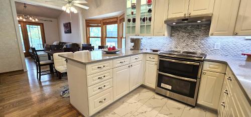 Nature's Blissful Haven - King Bed & Heated Garage