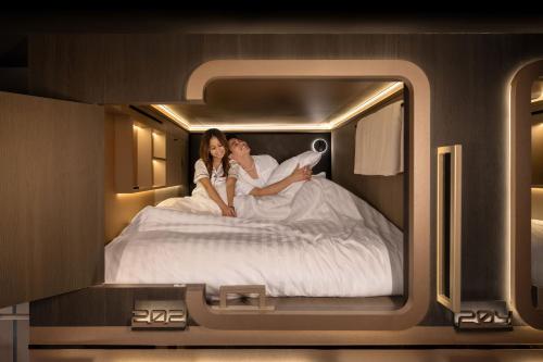 Queen Capsule in Mixed Room image 3
