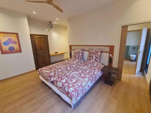 Chambre Amédée PMR chic avec Wi-Fi et petit déjeuner inclus - FR-1-590-479 chambre d'hôte La Ferté-Saint-Aubin