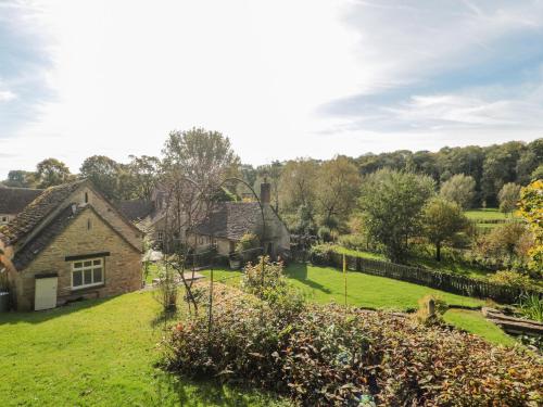 Mayfly Cottage CIRENCESTER - image 11