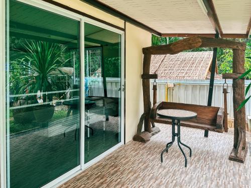 Balcony/terrace, Baan Panmala Guesthouse - Ao Luek, Krabi in Ao Luek