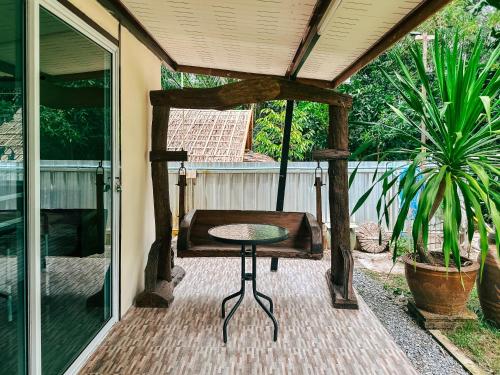 Balcony/terrace, Baan Panmala Guesthouse - Ao Luek, Krabi in Ao Luek