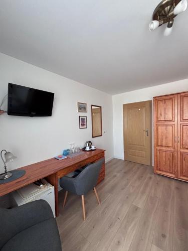 Double Room with Balcony and Sea View image 10