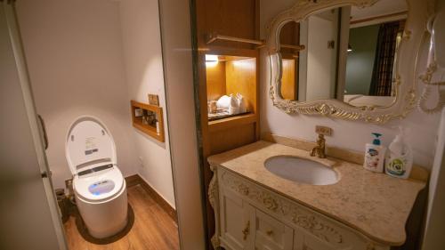 European Style Twin Room with Projection Room image 1