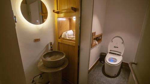 Japanese Tatami Twin Room with Projection Room image 6