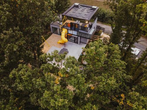 Viesnīcas āriene, Kindadom - Maison pour vacances insolites et inoubliables en Belgique in Plombiresa