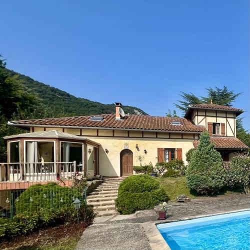 Villa avec piscine au coeur des Pyrénées gîte à louer Saint-Pé-d'Ardet