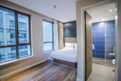 Standard King Room image 3