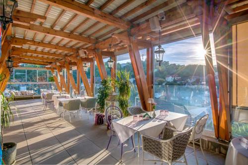 ห้องอาหาร, Simfonia Boutique Hotel in รามนิกู วัลจา