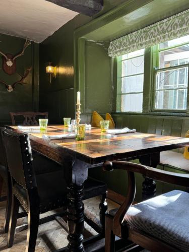 設施, 力推尼爾德紋章酒店 (Neeld Arms) in 格里特爾頓