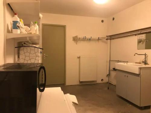 Studio idéal pour déplacement professionnel, dans une maison (Studio ideal pour deplacement professionnel, dans une maison) in Су
