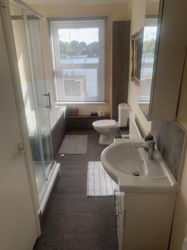 Ванна кімната, Stylish Comfotabe  Riverside Cottage in Portswood