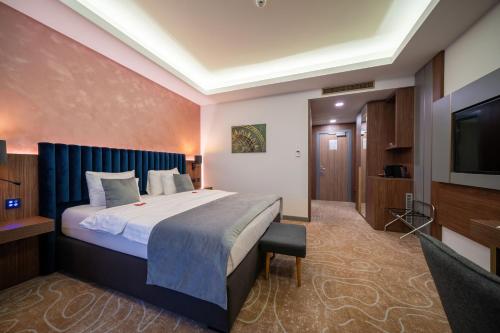 Double or Twin Room image 6