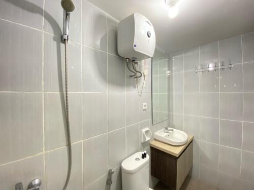 Spacious and Homey 2BR Apartment at Newton Residence By Travelio - image 3