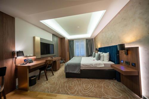 607367106 ATLAS Hotel