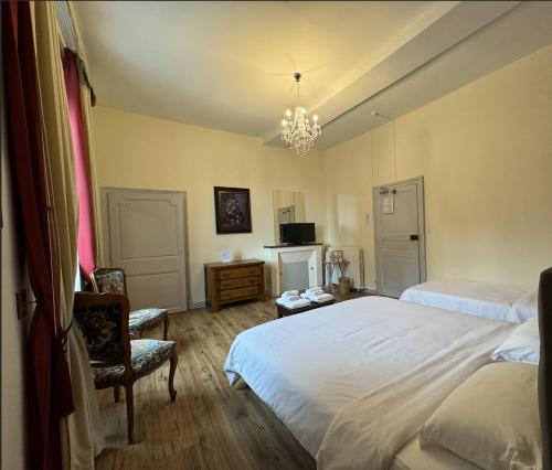 1 queen bed, 1 twin bed