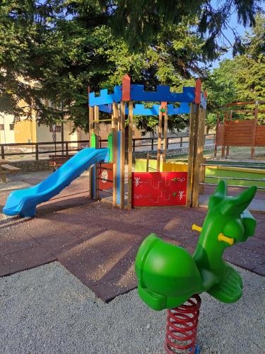 Játszótér, A casa di zia Maly in Taranta Peligna