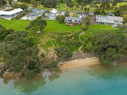 Exterior view, Peaceful Picnic Bay - Surfdale Holiday Home in Surfdale