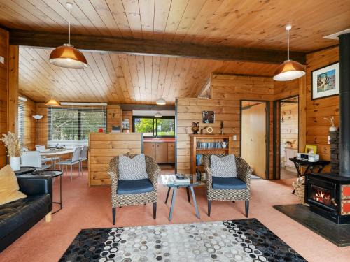 Exterior view, Peaceful Picnic Bay - Surfdale Holiday Home in Surfdale