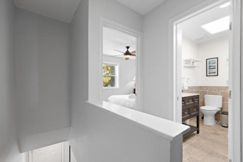 Entire 2-BR Townhome Mins from Del Ray & Old Town in Alexandria, USA