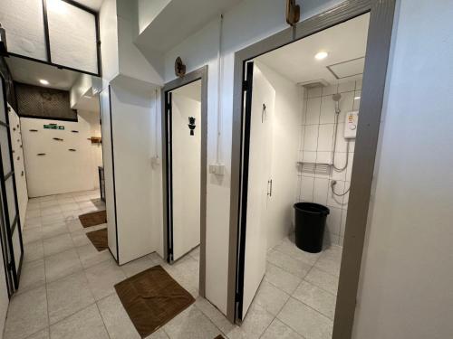 Surf Hostel Krabi - 샤워실